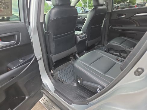 Used 2018 Toyota Highlander XLE FWD image 20