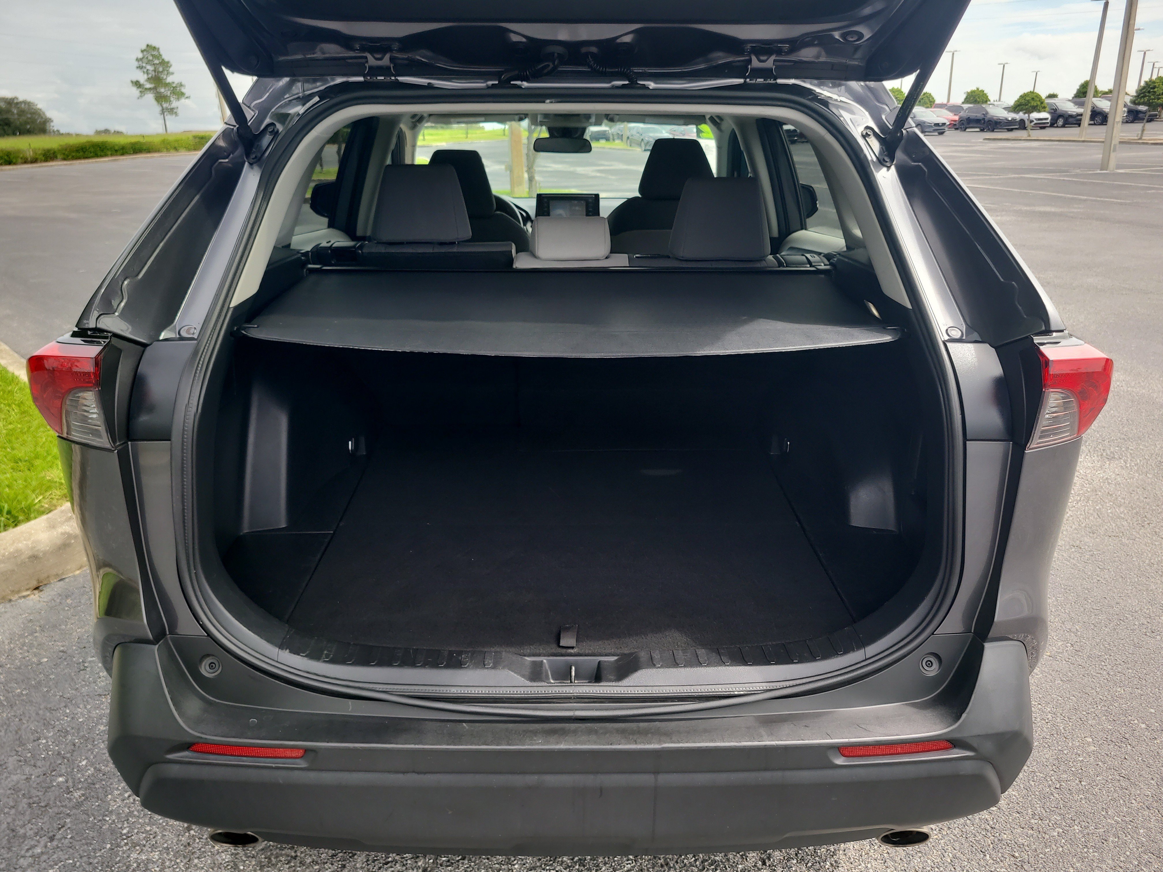 Used 2022 Toyota RAV4 XLE AWD/4WD image 11