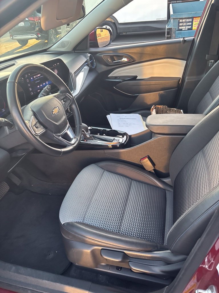 Used 2025 Chevrolet Trax LT w/ LT Convenience Package FWD image 8