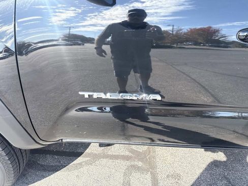 Used 2023 Toyota Tacoma TRD Off-Road image 12