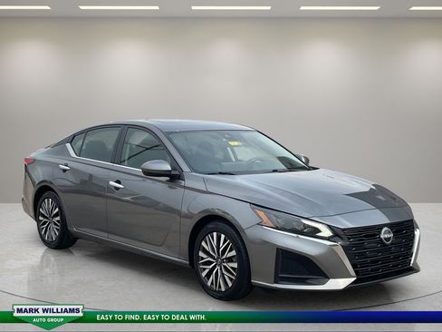 Used 2023 Nissan Altima 2.5 SV w/ SV Premium Package FWD image 1
