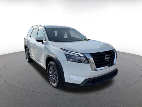 Used 2025 Nissan Pathfinder SV image 1