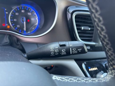 Used 2023 Chrysler Voyager LX image 15