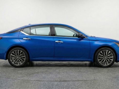 Used 2025 Nissan Altima 2.5 SV FWD image 11