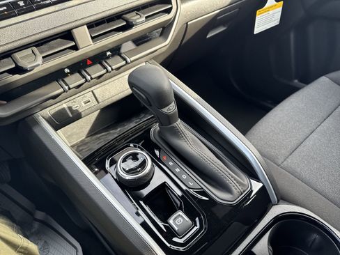 Used 2025 Chevrolet Colorado Trail Boss image 16