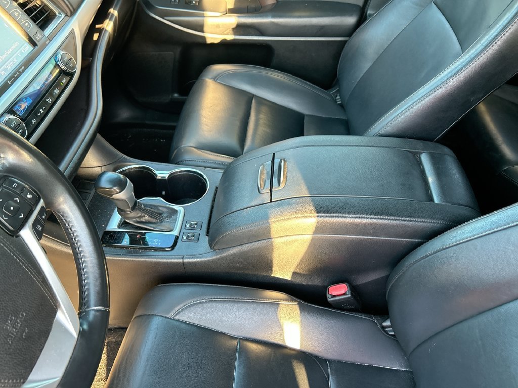 Used 2019 Toyota Highlander XLE FWD image 28