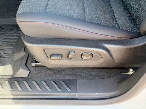 Used 2025 Chevrolet Colorado Z71 AWD/4WD image 16