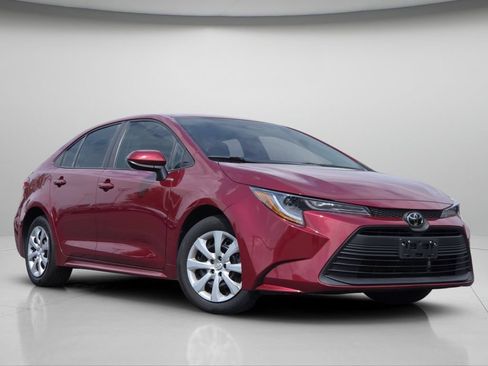 Used 2025 Toyota Corolla LE FWD image 2