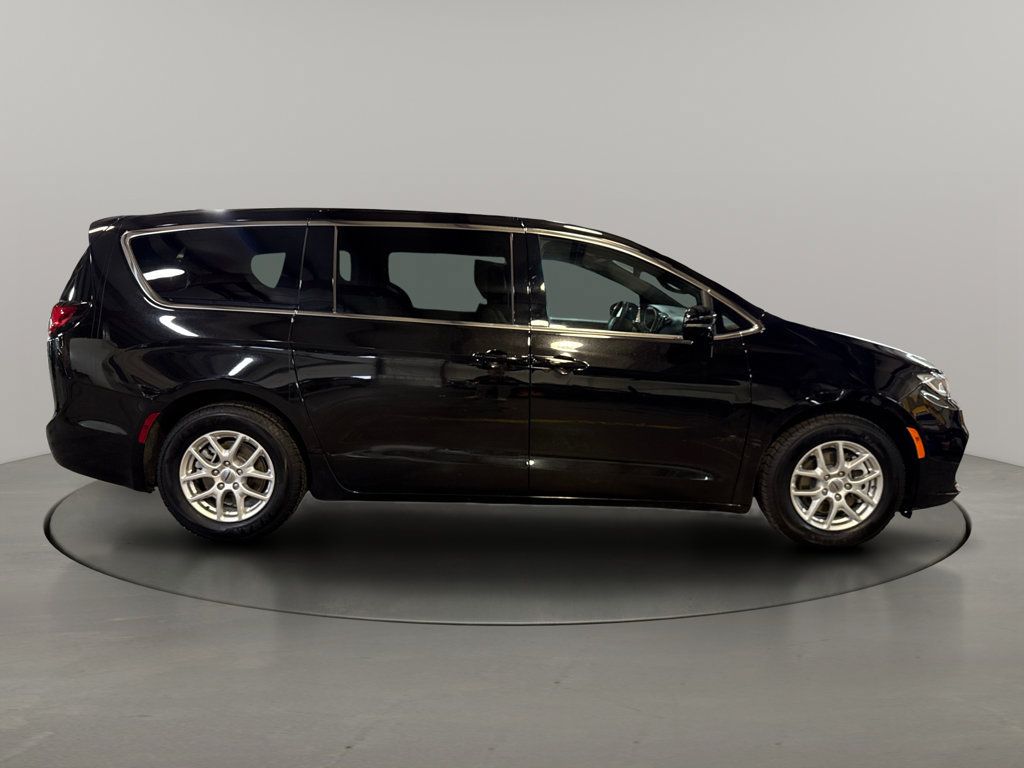 Used 2025 Chrysler Pacifica Select FWD image 8