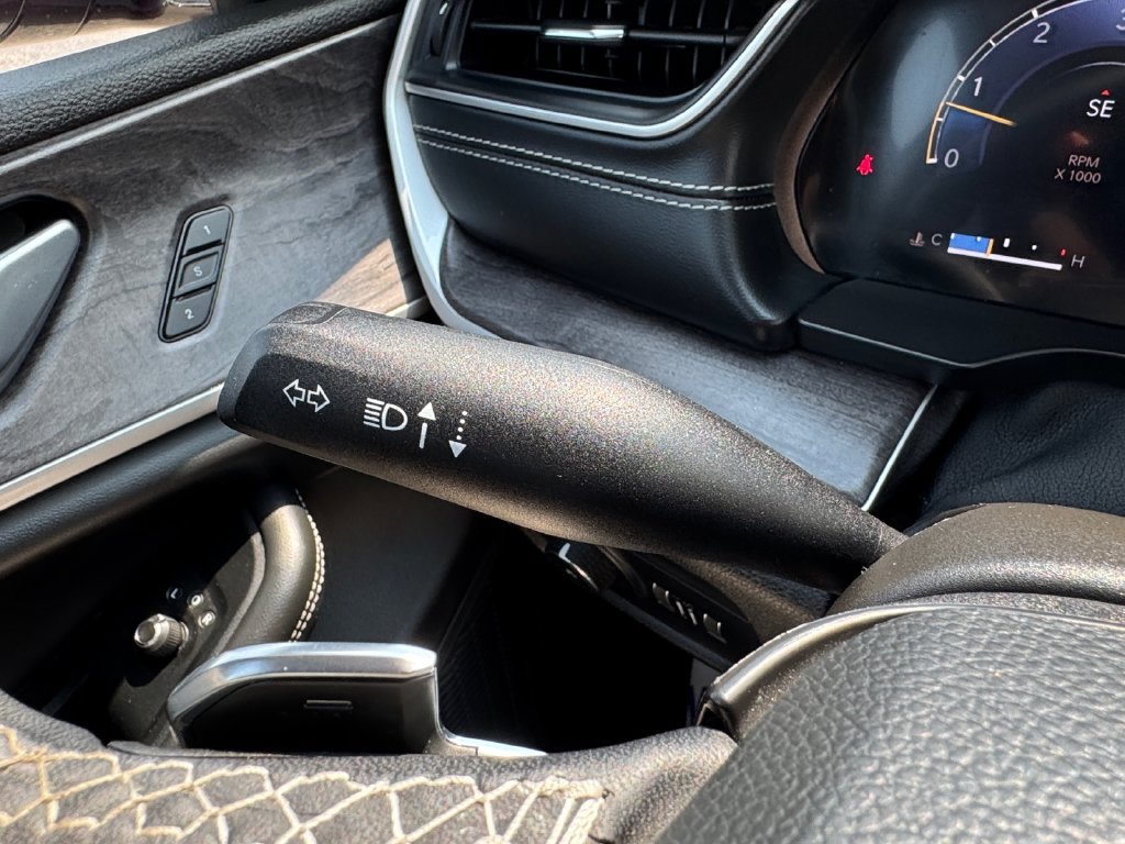 Used 2023 Jeep Grand Cherokee Limited AWD/4WD image 32