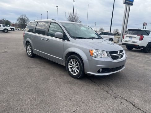 Used 2019 Dodge Grand Caravan SXT image 2