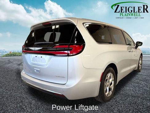 Used 2024 Chrysler Pacifica Limited FWD image 9