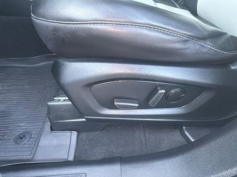 Used 2023 Ford Explorer XLT w/ Equipment Group 202A AWD/4WD image 30