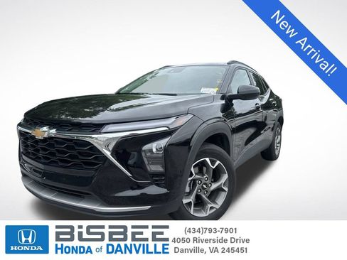 Used 2025 Chevrolet Trax LT FWD image 1
