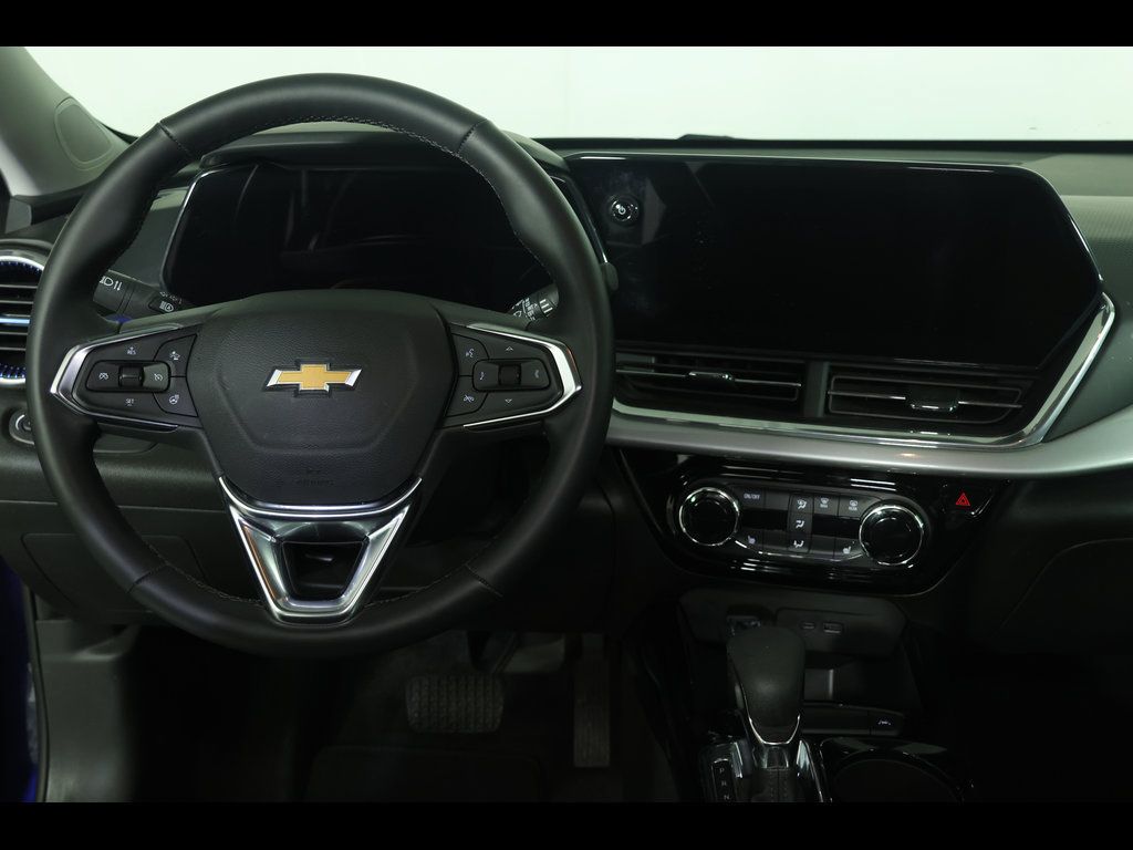 Used 2024 Chevrolet Trax LT w/ Driver Confidence Package FWD image 16