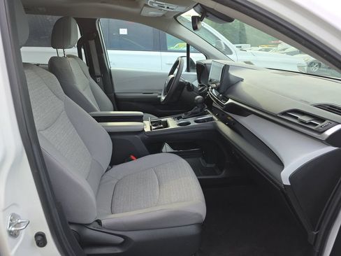 Used 2025 Toyota Sienna LE w/ LE Plus Package FWD image 2