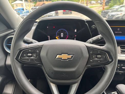 Used 2025 Chevrolet Trax LT FWD image 28