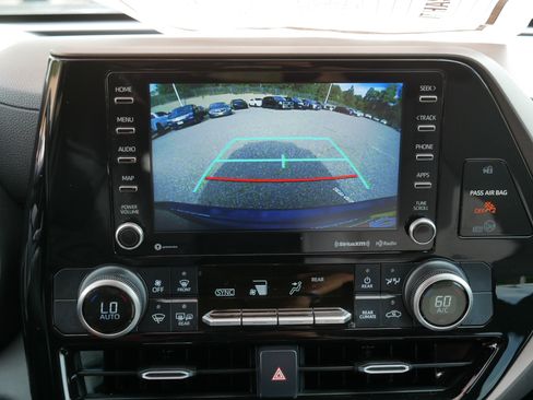 Used 2020 Toyota Highlander LE AWD/4WD image 27