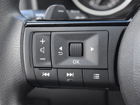 Used 2023 Nissan Rogue SV image 6