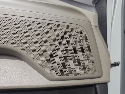 Used 2025 Kia Carnival EX FWD image 23