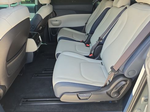 Certified 2025 Kia Carnival EX FWD image 17