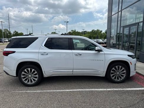 Used 2023 Chevrolet Traverse Premier FWD image 4