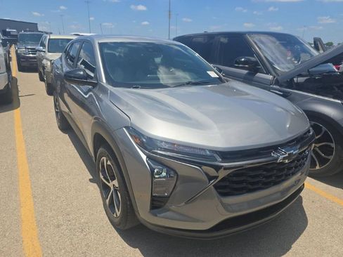 Used 2024 Chevrolet Trax RS FWD image 3