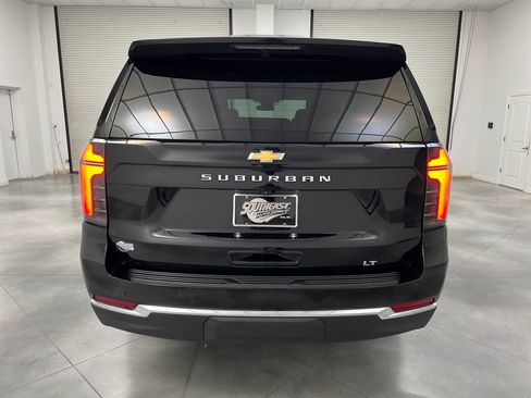 Used 2025 Chevrolet Suburban LT RWD image 8