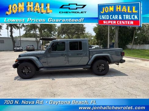 Used 2025 Jeep Gladiator Sport AWD/4WD image 4