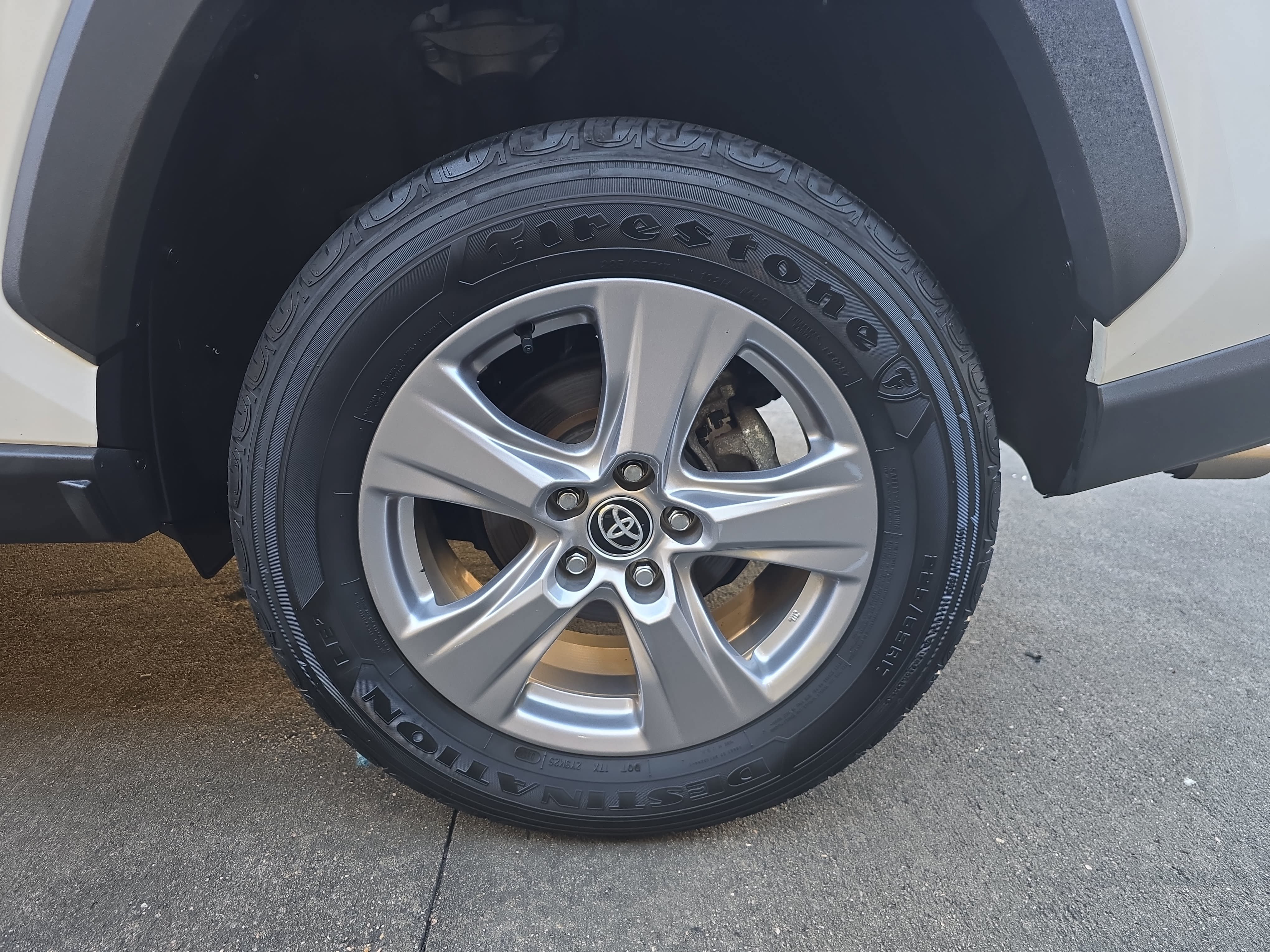 Used 2025 Toyota RAV4 XLE FWD image 34