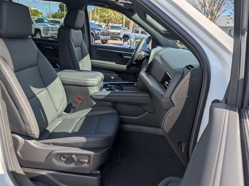 Used 2026 Chevrolet Suburban LT image 19