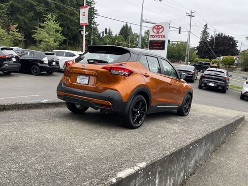 Used 2020 Nissan Kicks SR w/ SR Premium Package FWD image 8
