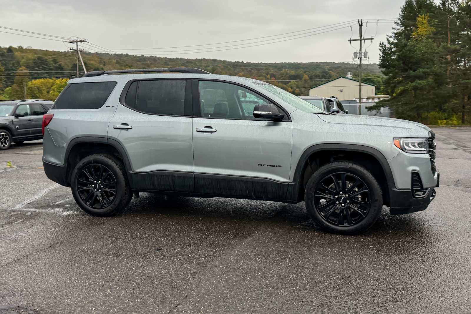 Used 2023 GMC Acadia SLT w/ Elevation Edition FWD image 2