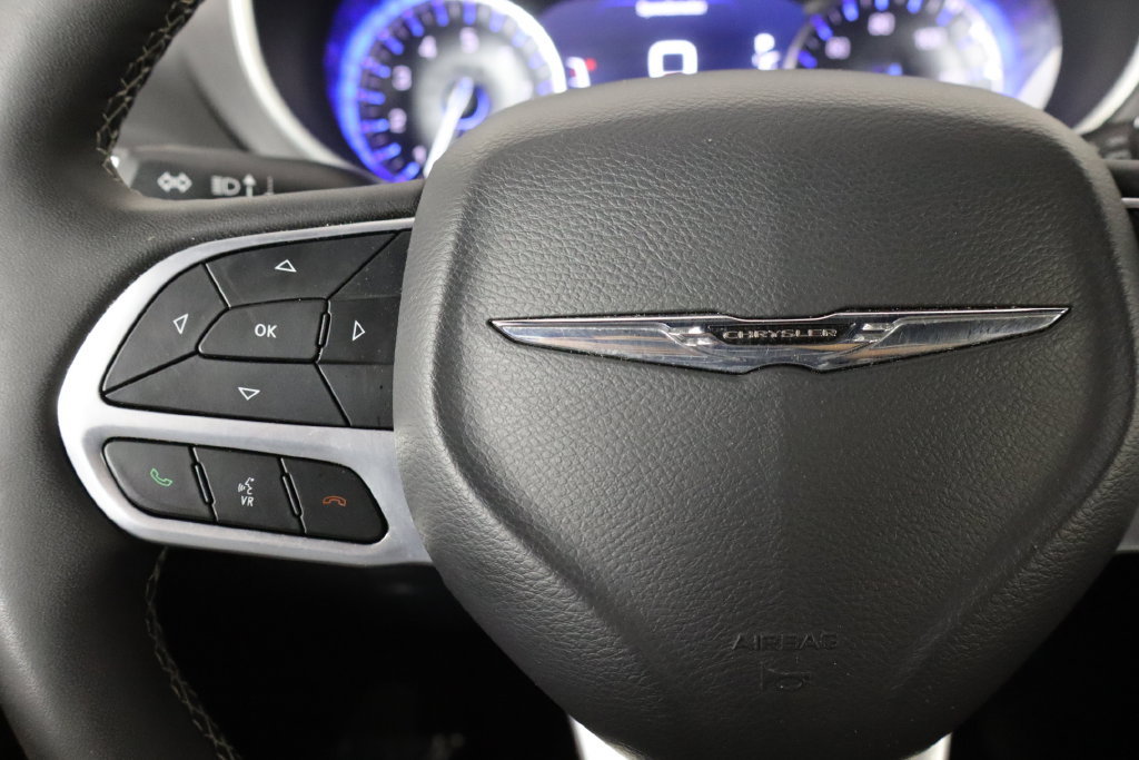 Used 2025 Chrysler Pacifica Select FWD image 8