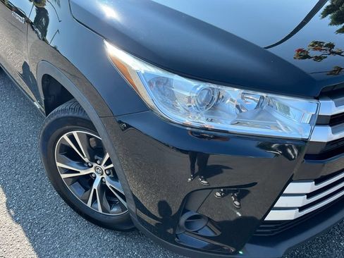 Used 2019 Toyota Highlander LE AWD/4WD image 3