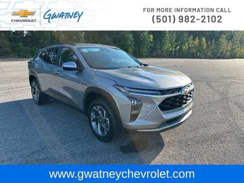 Used 2026 Chevrolet Trax LT FWD image 3