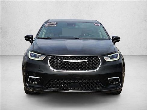 Used 2024 Chrysler Pacifica Touring-L image 2