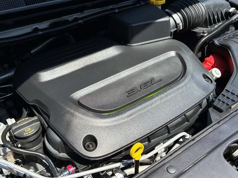 Used 2023 Chrysler Pacifica Touring-L FWD image 22