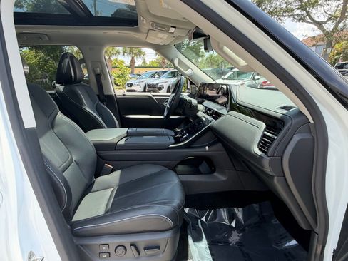Used 2025 INFINITI QX80 Sensory AWD/4WD image 16