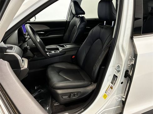 Used 2024 Toyota Grand Highlander Limited image 11