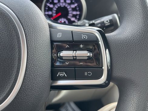 Used 2022 Kia Carnival LX image 24