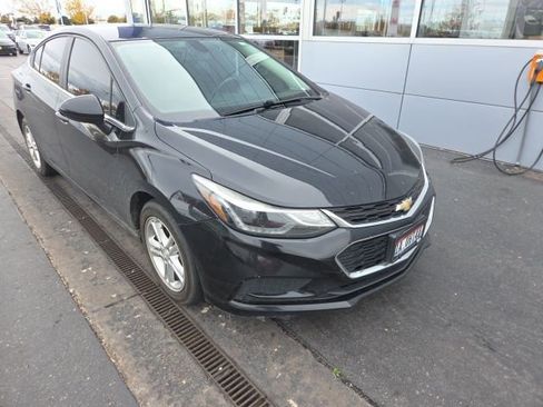 Used 2017 Chevrolet Cruze LT image 2