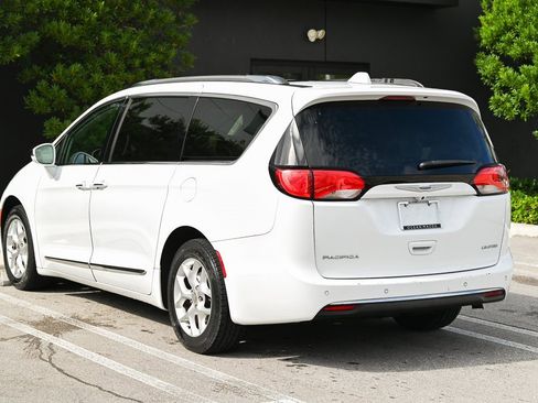 Used 2020 Chrysler Pacifica Limited image 5