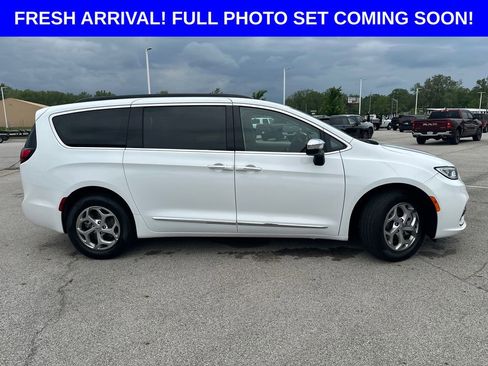 Used 2023 Chrysler Pacifica Limited w/ Uconnect Theater Family Group AWD/4WD image 2