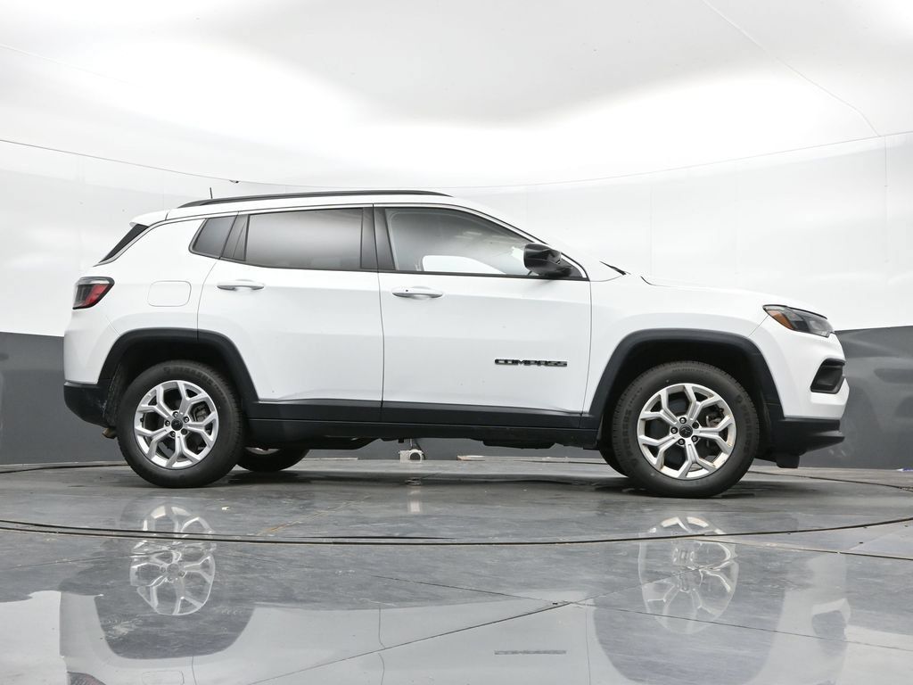 Used 2025 Jeep Compass Latitude AWD/4WD image 37