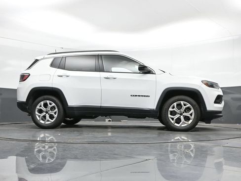 Used 2025 Jeep Compass Latitude AWD/4WD image 37