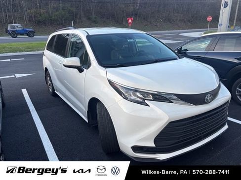 Used 2022 Toyota Sienna LE AWD/4WD image 2
