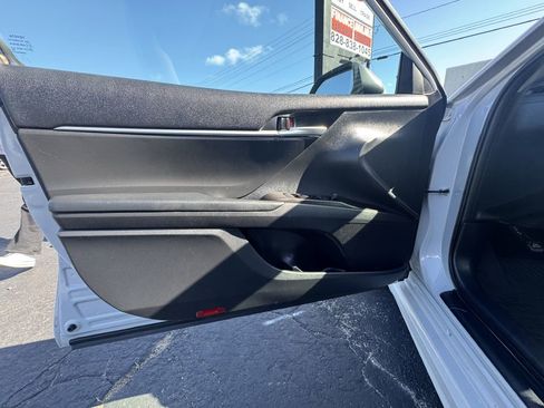 Used 2022 Toyota Camry SE image 7