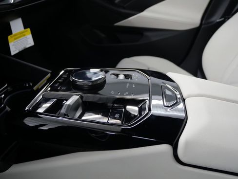 Used 2025 BMW 530i w/ Premium Package image 26