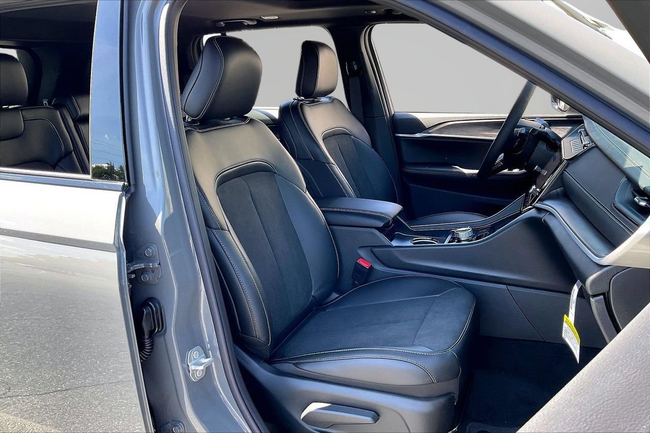 New 2027 Jeep Grand Cherokee Altitude AWD/4WD image 20